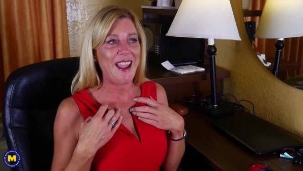 Liz Summers: American Housewife and Her Big Tits - porntry.com - Usa on poweredporn.com