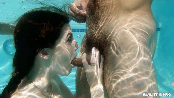 Reality Wet Threesome Hardcore in Pool: Social Sluts Blow Delivery Guy Underwater - BBC James Angel - xhand.com on poweredporn.com