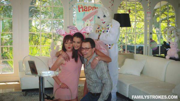 Alluring teen enjoys mom's boyfriend for surreal sex - hellporno.com on poweredporn.com