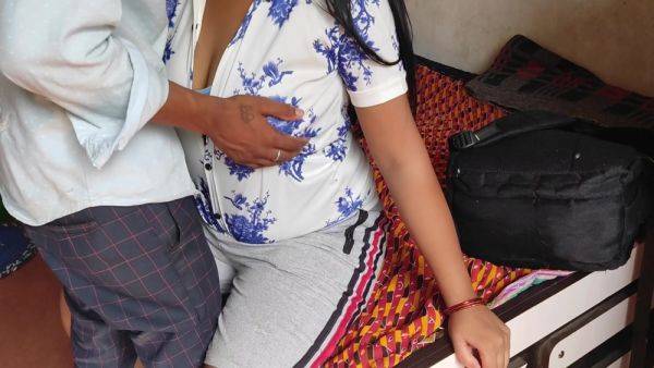 Hindi Sex In Delivery Boy Ghar Mein Aakar Bhabhi Ko Patakar Bhabhi Ko Hi Chod Diya - desi-porntube.com - India on poweredporn.com