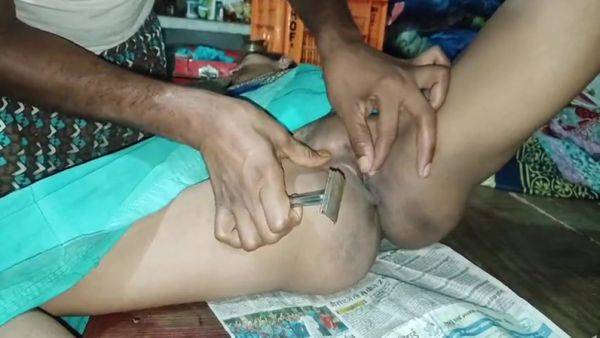 Li Ya And 18 Years - Puja Bhabhi Ganw Ki Nai Ko Bulakar Apni Jhat Bana Rahi Hai Nai Bhabhi Ka Boor Me Ungali Dal Kar Maza - desi-porntube.com - India on poweredporn.com