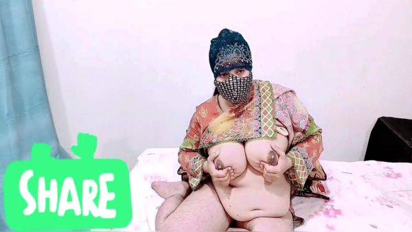 Desi Aunty Apni Moti Gand Main Ungli Kr Rahi Hai With Big Naturals - desi-porntube.com on poweredporn.com