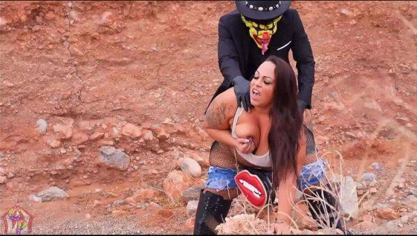 Gibby The Clown Gives Carissma DeLuca a Desert Blowjob - xxxfiles.com on poweredporn.com