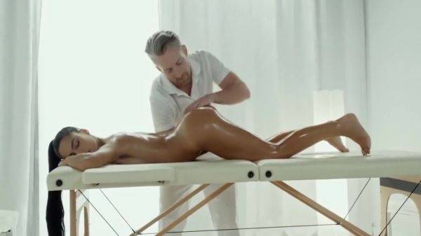 Massage chick With Apolonia Lapiedra - txxx.com on poweredporn.com