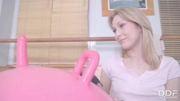 Down Blouse Delights - PornWorld - hotmovs.com on poweredporn.com