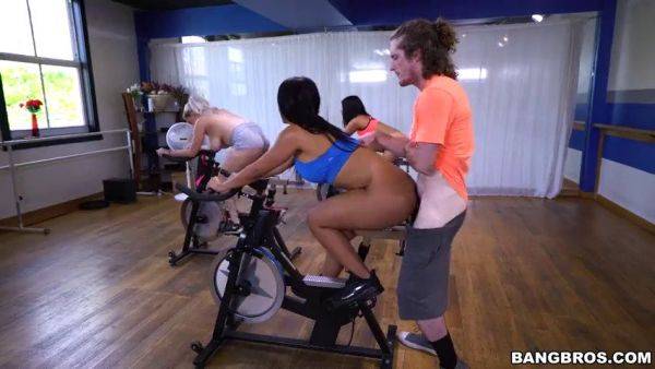 Rose Monroe gets steamy in the gym with a hard cock - sexu.com on poweredporn.com