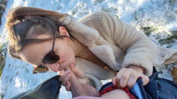 La voisine me suce discrétement sous la neige - txxx.com - France on poweredporn.com