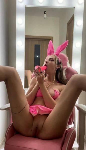 Cute bunny girl playing with her new toy - drtuber.com on poweredporn.com