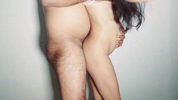 Desi Bhabhi Mast Chudayi Pani Nikal Diya - desi-porntube.com on poweredporn.com