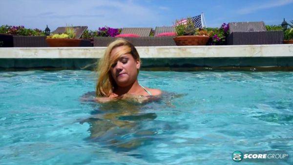 Big Tits, A Bikini And A Pool - hotmovs.com on poweredporn.com