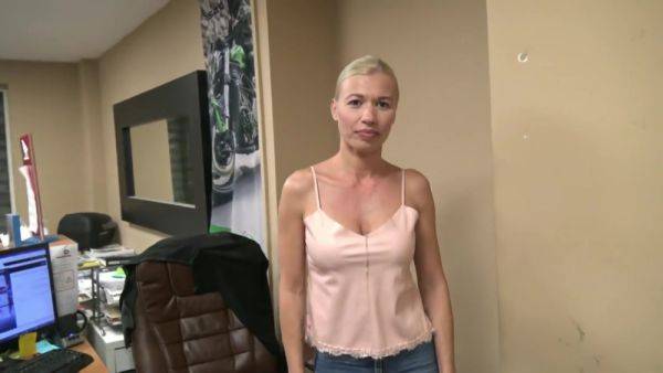 Justine, 37, has not lost her good habits! - hotmovs.com on poweredporn.com