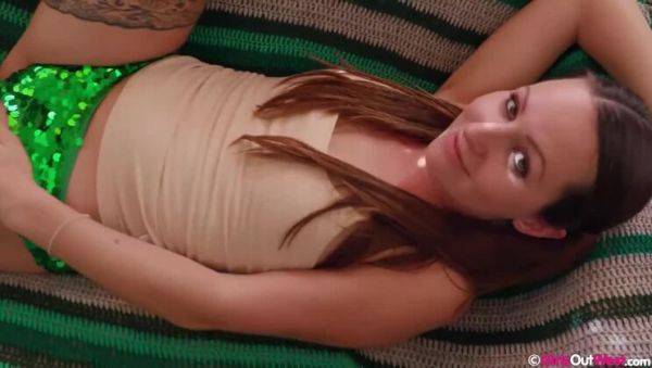 Alicia - Shaking Her Curves - porntry.com on poweredporn.com