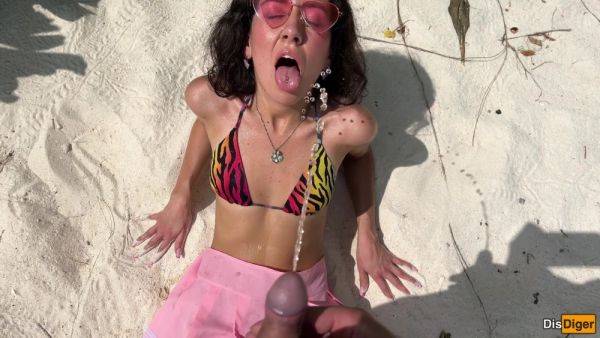 Katty Pees Powerfully On The Beach And I Give Her Golden Shower On Her Face - videomanysex.com on poweredporn.com