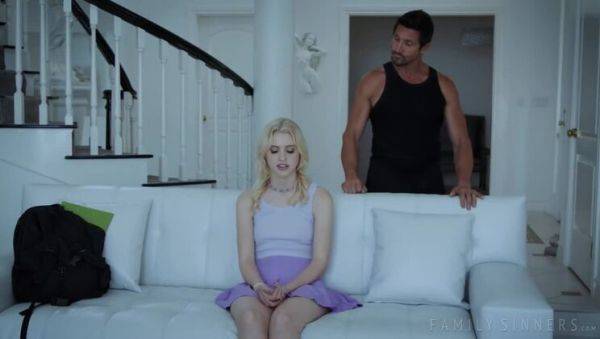 Favorable Family: Chloe Cherry's Handjob Special - xxxfiles.com on poweredporn.com