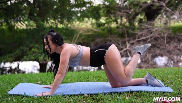 Jennifer White: She Tirelessly Grinds Outdoors - porntry.com on poweredporn.com