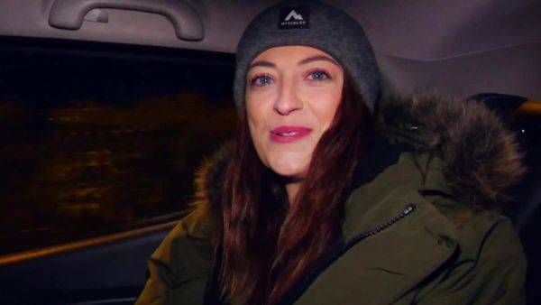 A camgirl fucks with a fan - txxx.com on poweredporn.com