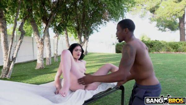 Isiah Maxwell & Rosalyn Sphinx: Monster Cock Outdoor Encounter / 26.1.2020 - xxxfiles.com on poweredporn.com