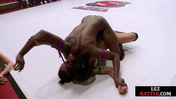 Lez wrestlers fingering pussy in public fight on mat - txxx.com on poweredporn.com