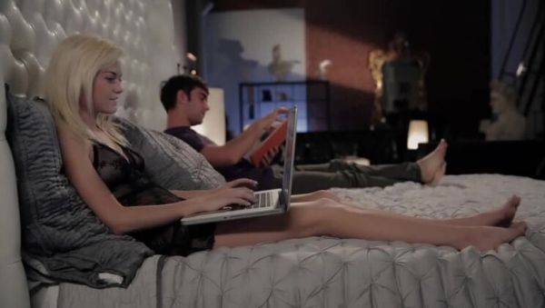 Blonde Bunny's Night of Hand Jobs - porntry.com on poweredporn.com