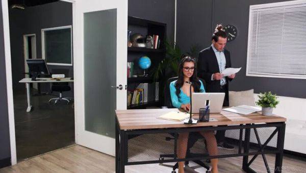 Eliza Ibarra: The Busty Office Helper - porntry.com on poweredporn.com