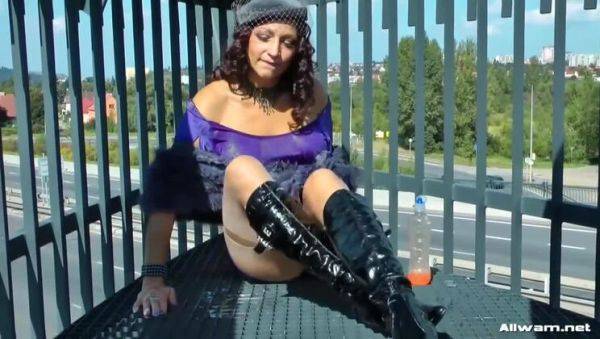 Slickness on the Bridge: Gina Killmer's Big Breasts - veryfreeporn.com on poweredporn.com