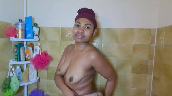 Belle Metisse Sous Douche - hclips.com on poweredporn.com