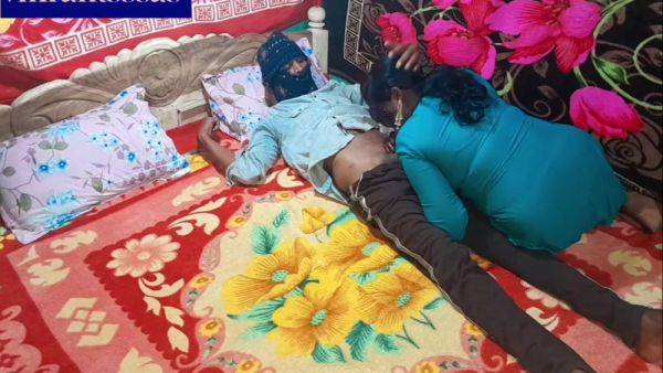 Pati Daaru Pikar So Rha Tha Tabhi Usha Bhabhi Ki Jawani Me Aag Lag Gyi Chudwane Ke Betab Bhabhi Ne Lund Nikal Kar Chusn - desi-porntube.com - India on poweredporn.com