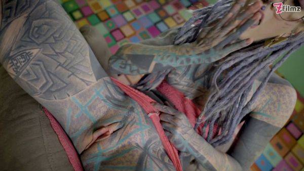 Anuskatzz, the tattooed blonde, loves getting her tight pussy fingered and licked - sexu.com on poweredporn.com