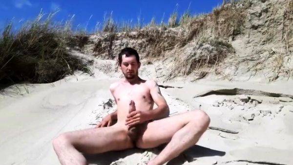 Exhibtionist jerking at the beach again - drtuber.com on poweredporn.com