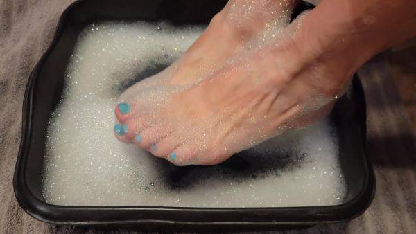 Soapy Foot Bubble Bath - Soaking My Sweaty Feet After A Long Day - hclips.com on poweredporn.com