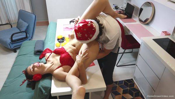 Strong cock makes slender wife go nuts on Christmas eve - hellporno.com on poweredporn.com