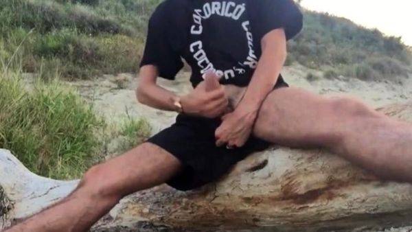 He wanks in the dunes - drtuber.com on poweredporn.com