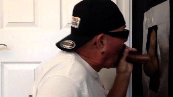 Gloryhole barebacked DILF sucks cock - drtuber.com on poweredporn.com