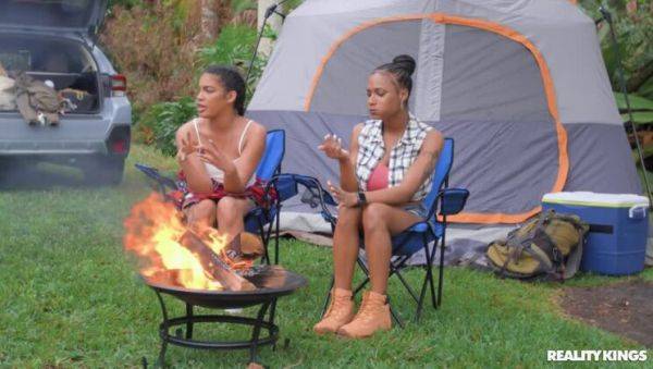 Maya Farrell & Sarai Minx: Fireplace Pussy Licking – 13.6.2022 - xxxfiles.com on poweredporn.com