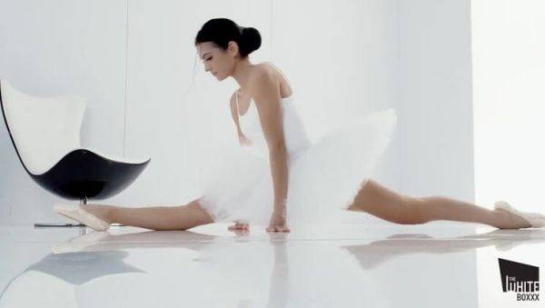 European ballerina Sapphira's Steamy Solo Fingering - veryfreeporn.com on poweredporn.com