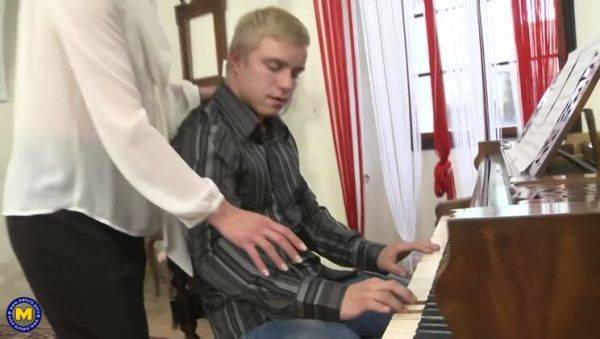 Mature amateur slut getting facial with Gysela and her toyboy - veryfreeporn.com on poweredporn.com