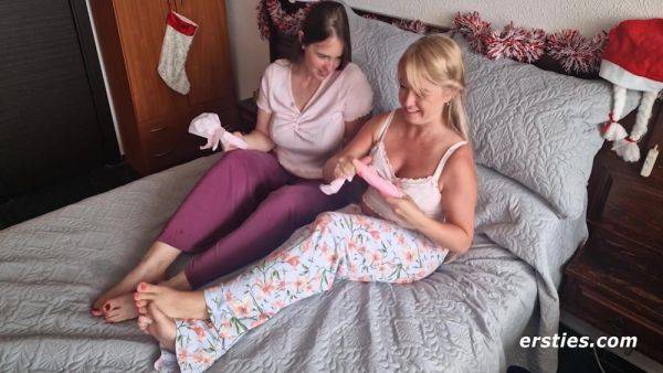Best Friends Exchange Sexy Gifts Before Using Them To Have Lesbian Sex - hclips.com on poweredporn.com