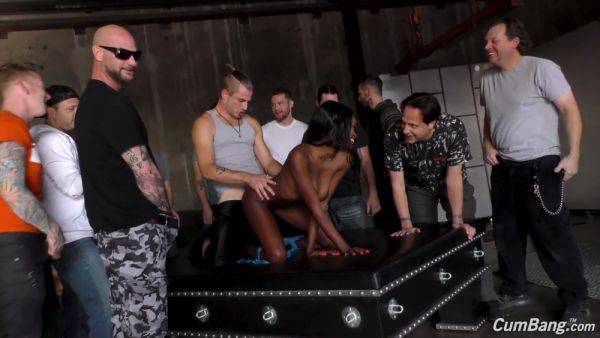 Busty ebony shares best blow bang moments - hellporno.com on poweredporn.com