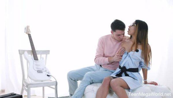 Guitarist plays dick’s strings - porntry.com on poweredporn.com