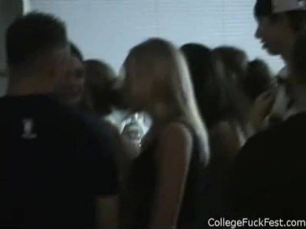 Kissing coed teens get busy in amateur party - txxx.com on poweredporn.com