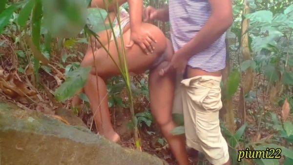 Sri Lankan Couple Risky Outdoor Sex Jangal - desi-porntube.com - India - Sri Lanka on poweredporn.com