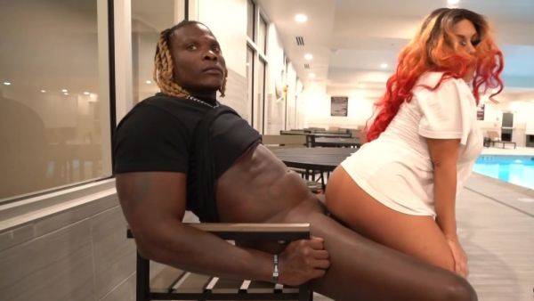 Black thug fucks big ass midget and comes on her face - hellporno.com on poweredporn.com