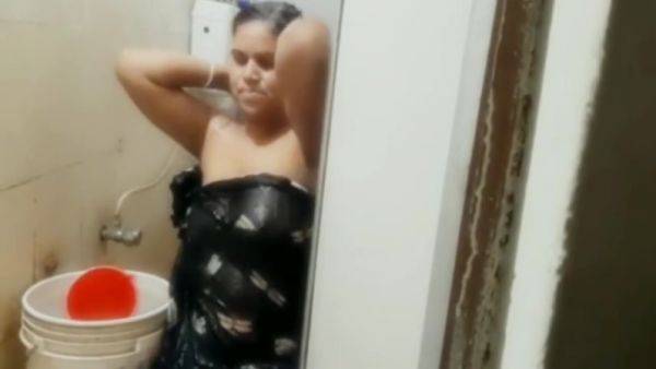 Beautiful Indian Bhabi Bathinng Video - desi-porntube.com - India on poweredporn.com