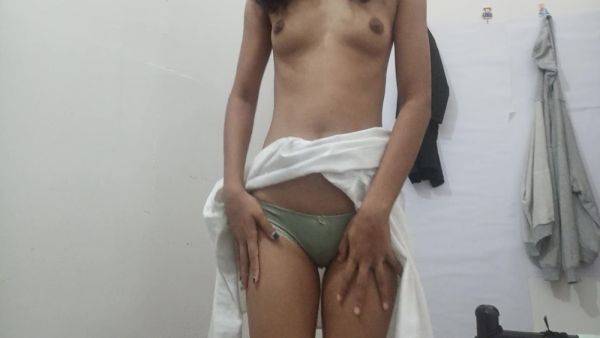 Sri Lankan Teen 18+ Sexy Pretty Girl Shows Her Tight Pussy Closeup & She Likes To Cum Inside Her Pussy - desi-porntube.com - India - Sri Lanka on poweredporn.com