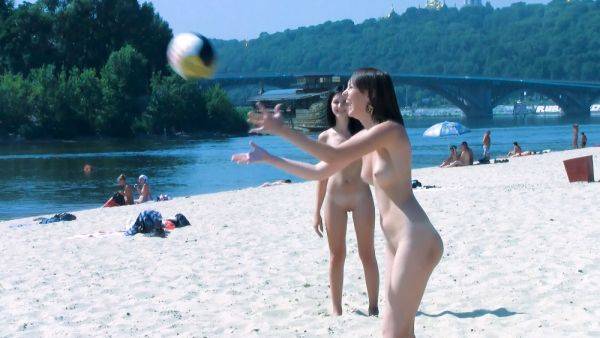 Hot beauty nudists girls both have such sexy fucking butts - hclips.com on poweredporn.com