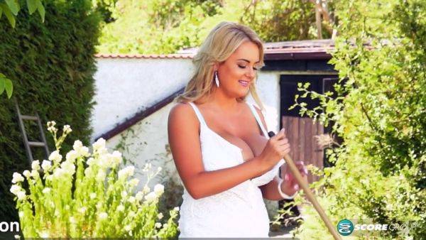Katie Thornton flaunts her massive tits and takes it hard in the great outdoors - sexu.com on poweredporn.com