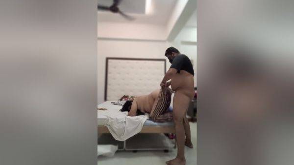 Bhabi Ke Pant Phadker Ghodi Banaker Choda - desi-porntube.com - India on poweredporn.com