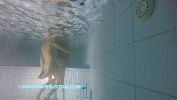 They Have Sex Underwater While Other People Watch - hclips.com on poweredporn.com