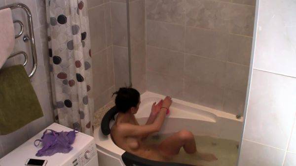 Girlfriend looking yummy naked in the bathtub - drtuber.com on poweredporn.com