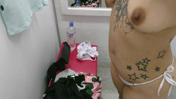 Catching Girls In The Public Locker Room - upornia.com - Colombia on poweredporn.com